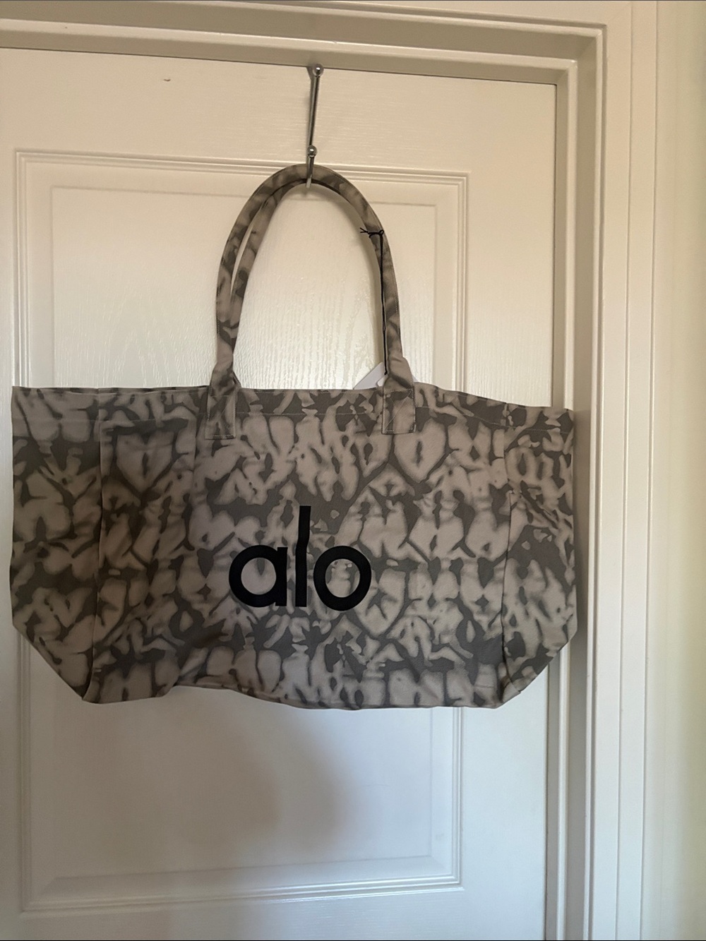 ALO Yoga Large Gray Tie-Dye Tote Bag - Picture 5 of 7